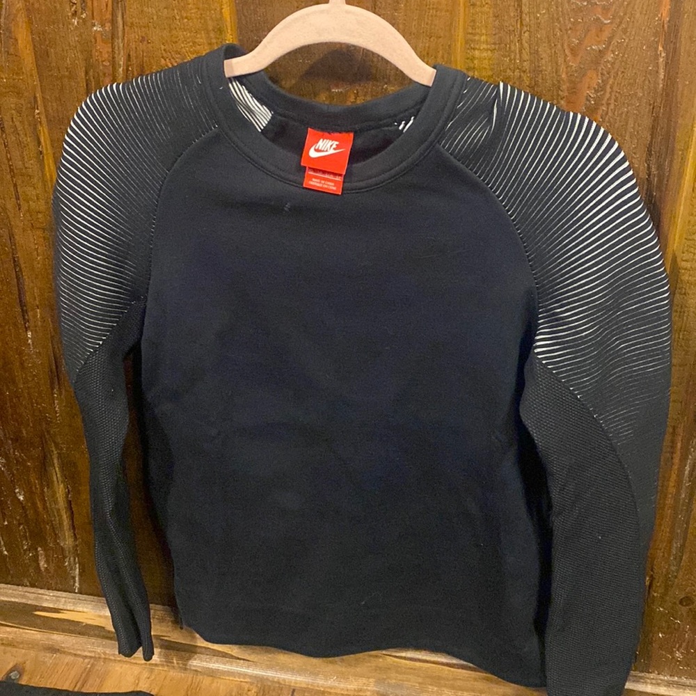 Nike women’s  XS tech fleece crew sweatshirt.